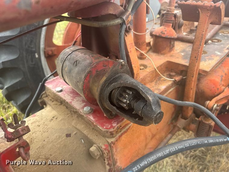 image for item DY3149 1948 International Harvester  Farmall H tractor