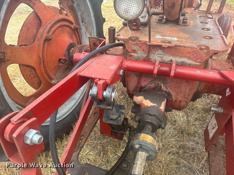 image for item DY3149 1948 International Harvester  Farmall H tractor