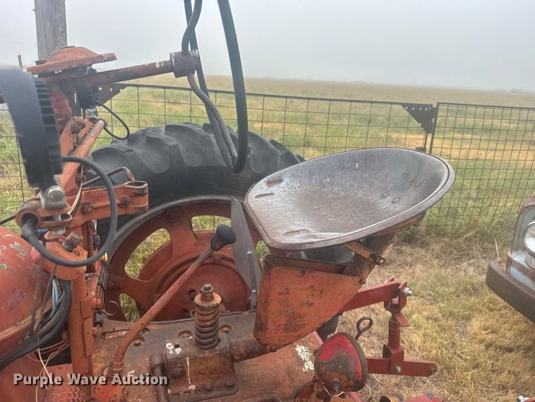 image for item DY3149 1948 International Harvester  Farmall H tractor
