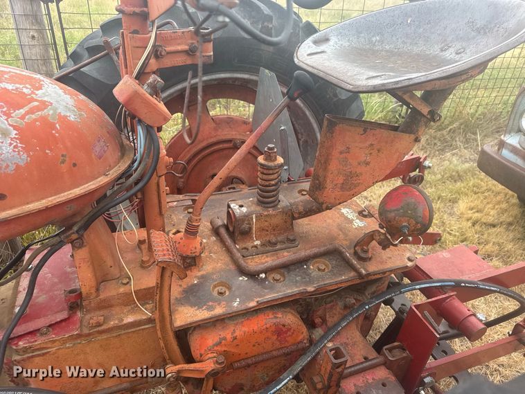 image for item DY3149 1948 International Harvester  Farmall H tractor