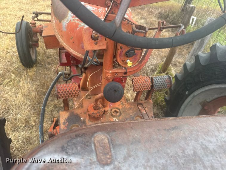 image for item DY3149 1948 International Harvester  Farmall H tractor