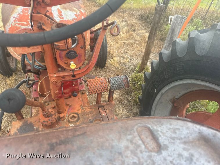 image for item DY3149 1948 International Harvester  Farmall H tractor