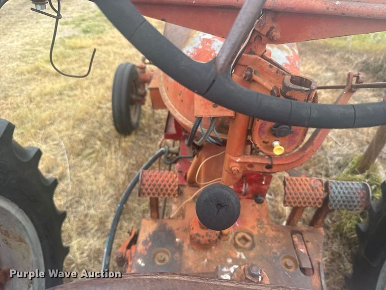 image for item DY3149 1948 International Harvester  Farmall H tractor