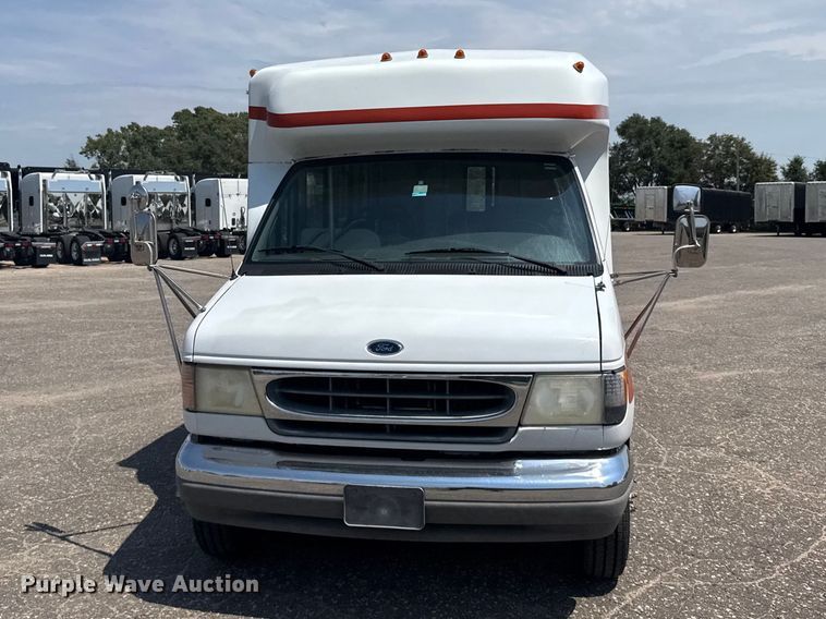 image for item DY3180 2000 Ford E350 shuttle bus