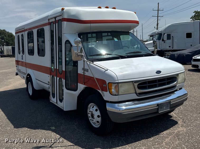 image for item DY3180 2000 Ford E350 shuttle bus