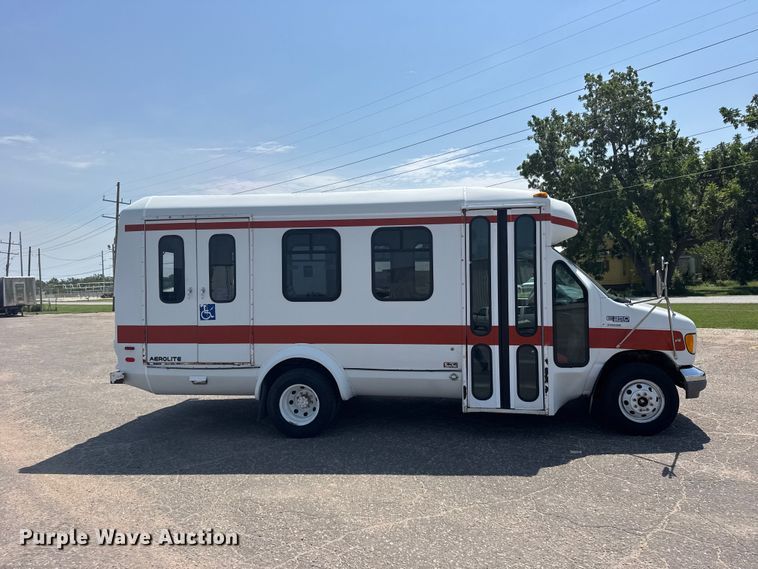 image for item DY3180 2000 Ford E350 shuttle bus