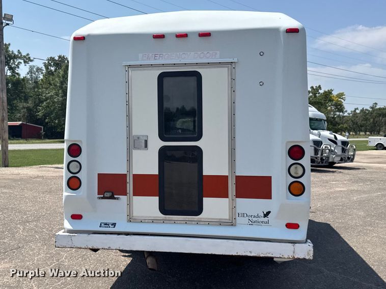 image for item DY3180 2000 Ford E350 shuttle bus