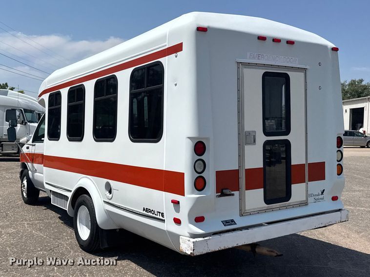 image for item DY3180 2000 Ford E350 shuttle bus