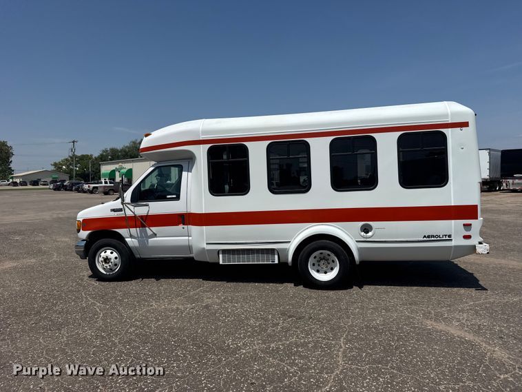 image for item DY3180 2000 Ford E350 shuttle bus