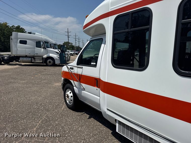 image for item DY3180 2000 Ford E350 shuttle bus