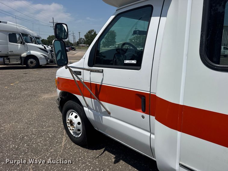 image for item DY3180 2000 Ford E350 shuttle bus