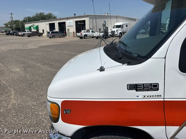 image for item DY3180 2000 Ford E350 shuttle bus