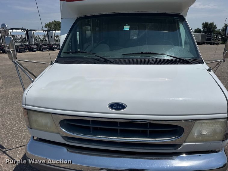 image for item DY3180 2000 Ford E350 shuttle bus