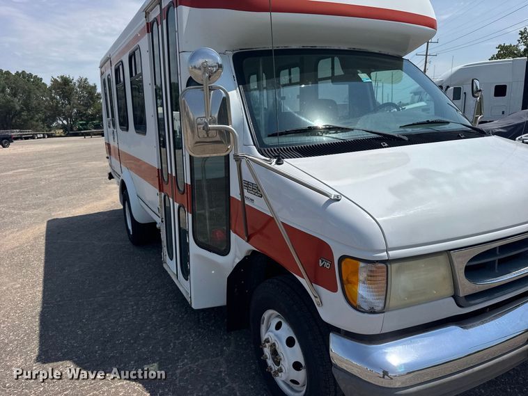 image for item DY3180 2000 Ford E350 shuttle bus