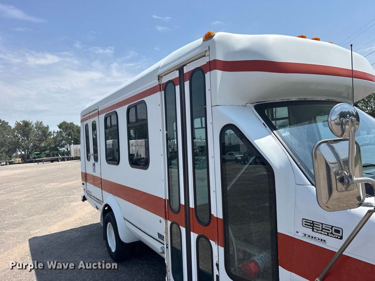 image for item DY3180 2000 Ford E350 shuttle bus