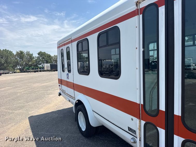 image for item DY3180 2000 Ford E350 shuttle bus