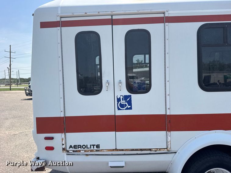 image for item DY3180 2000 Ford E350 shuttle bus