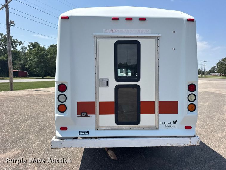 image for item DY3180 2000 Ford E350 shuttle bus