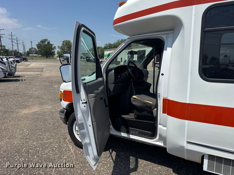 image for item DY3180 2000 Ford E350 shuttle bus