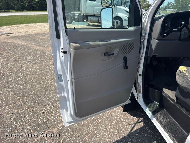 image for item DY3180 2000 Ford E350 shuttle bus