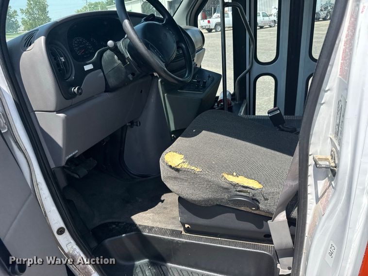 image for item DY3180 2000 Ford E350 shuttle bus
