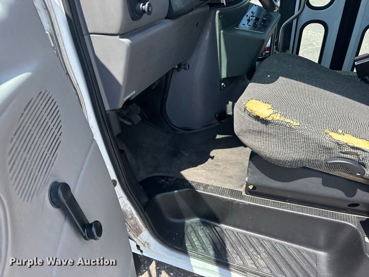 image for item DY3180 2000 Ford E350 shuttle bus