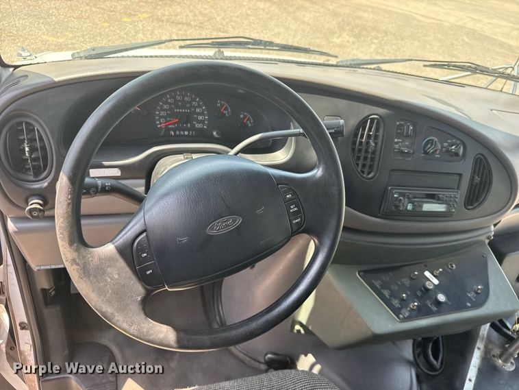 image for item DY3180 2000 Ford E350 shuttle bus