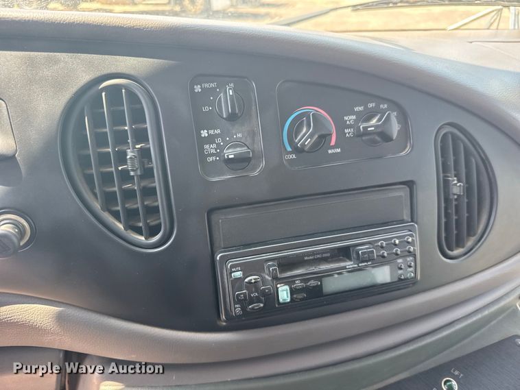 image for item DY3180 2000 Ford E350 shuttle bus
