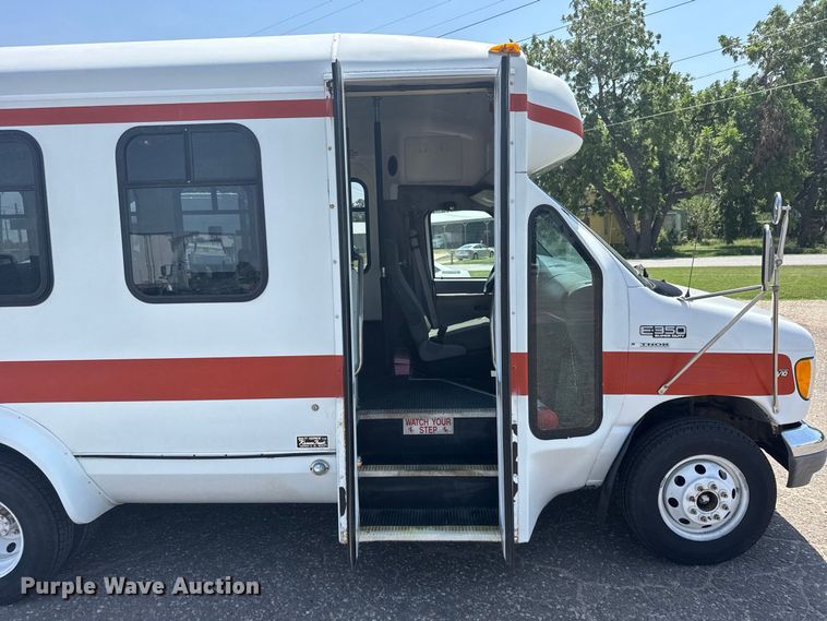 image for item DY3180 2000 Ford E350 shuttle bus
