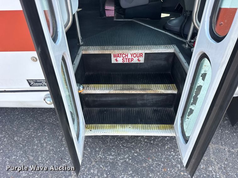 image for item DY3180 2000 Ford E350 shuttle bus