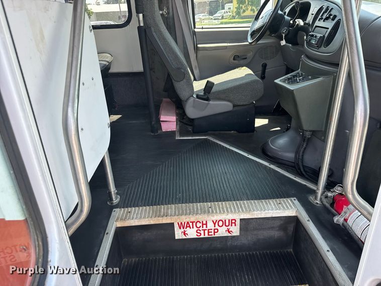 image for item DY3180 2000 Ford E350 shuttle bus