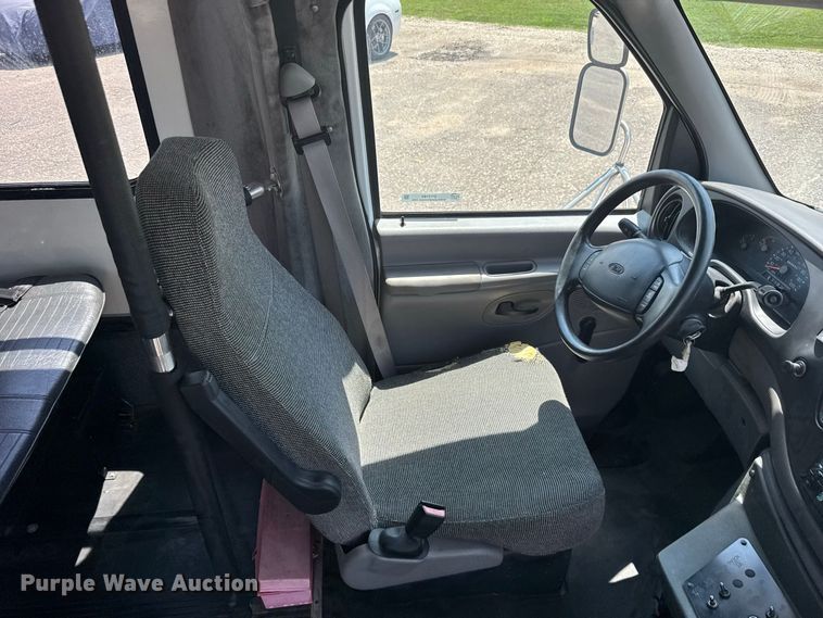 image for item DY3180 2000 Ford E350 shuttle bus
