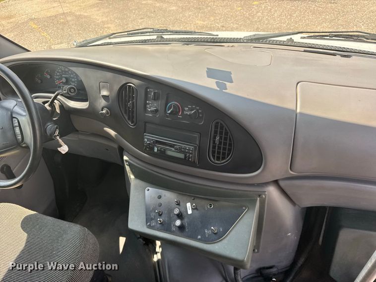image for item DY3180 2000 Ford E350 shuttle bus