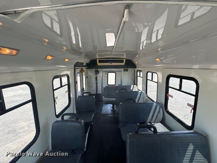 image for item DY3180 2000 Ford E350 shuttle bus