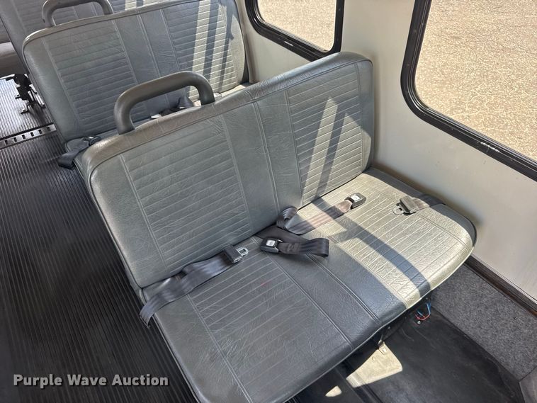 image for item DY3180 2000 Ford E350 shuttle bus
