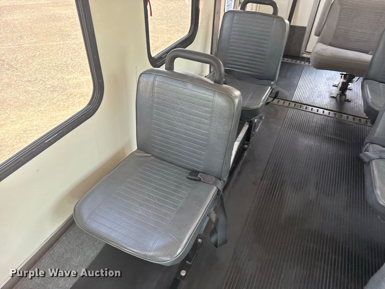 image for item DY3180 2000 Ford E350 shuttle bus