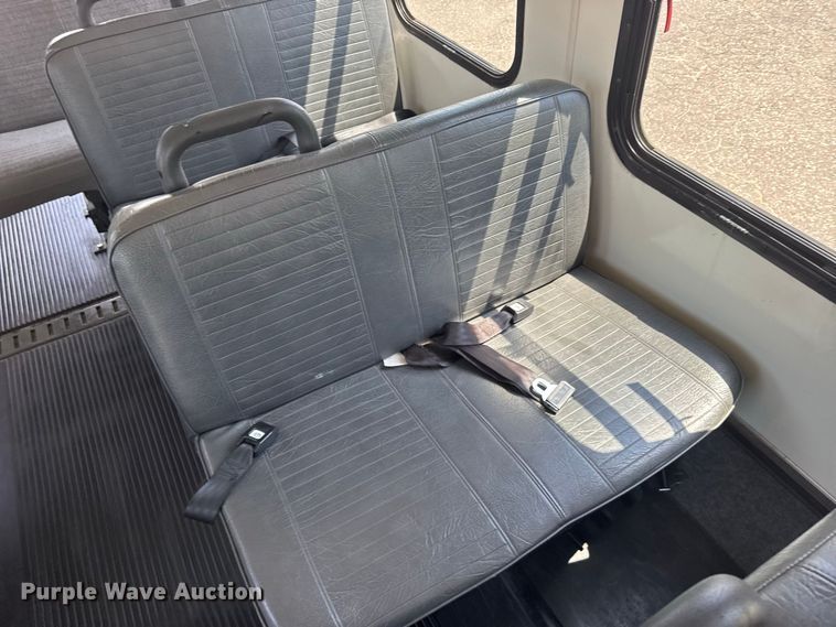 image for item DY3180 2000 Ford E350 shuttle bus