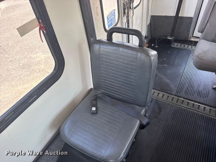 image for item DY3180 2000 Ford E350 shuttle bus