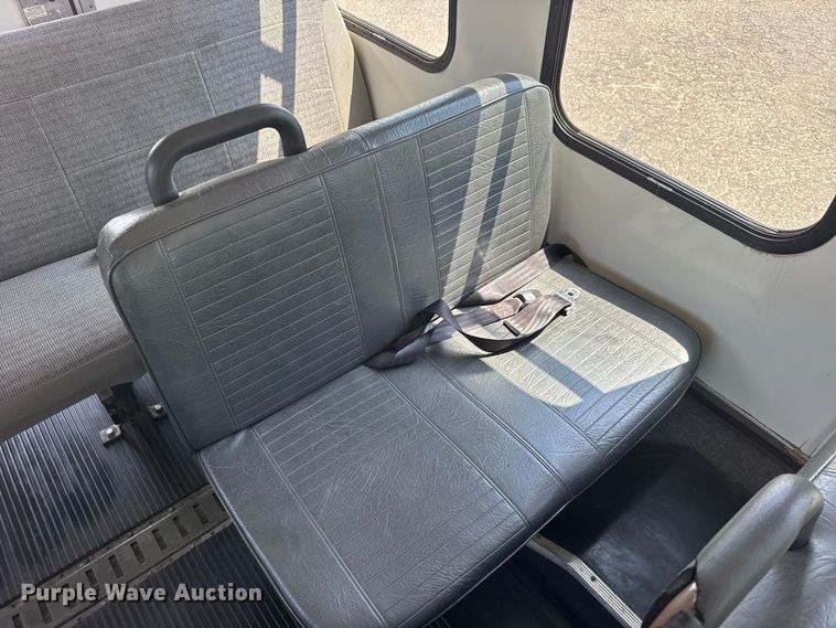 image for item DY3180 2000 Ford E350 shuttle bus