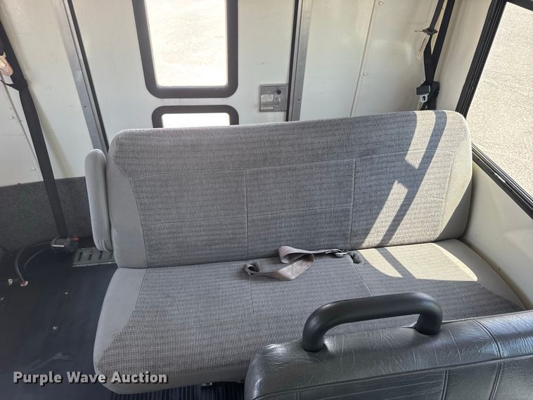 image for item DY3180 2000 Ford E350 shuttle bus