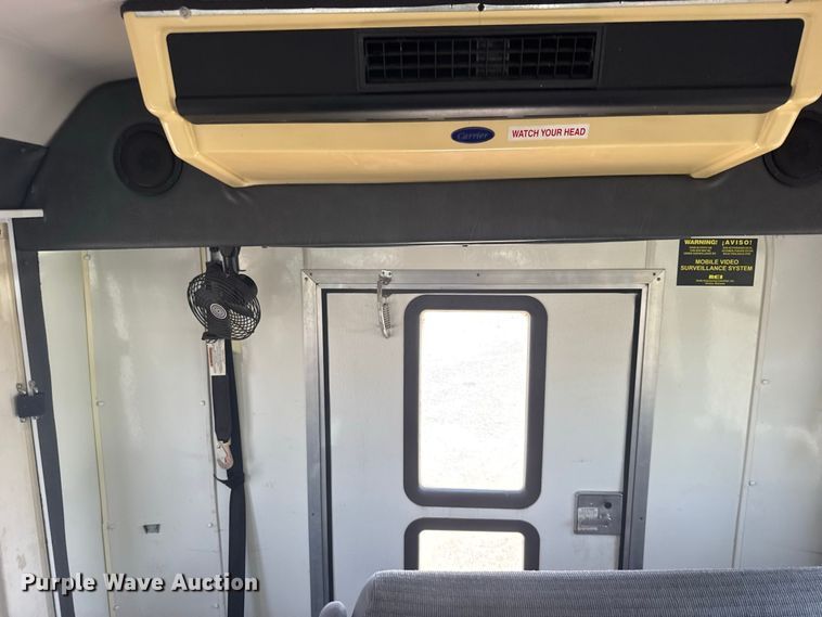 image for item DY3180 2000 Ford E350 shuttle bus