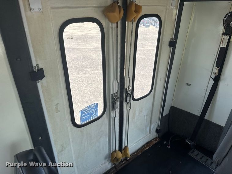 image for item DY3180 2000 Ford E350 shuttle bus