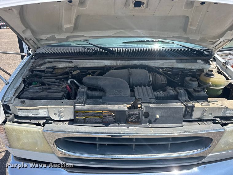 image for item DY3180 2000 Ford E350 shuttle bus
