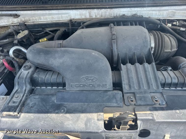 image for item DY3180 2000 Ford E350 shuttle bus