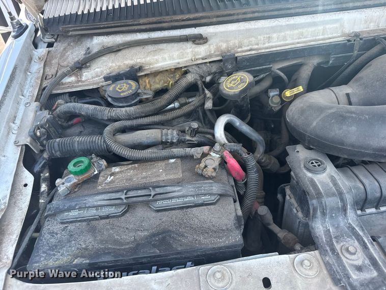 image for item DY3180 2000 Ford E350 shuttle bus