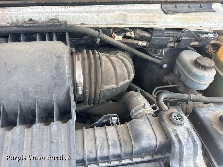 image for item DY3180 2000 Ford E350 shuttle bus