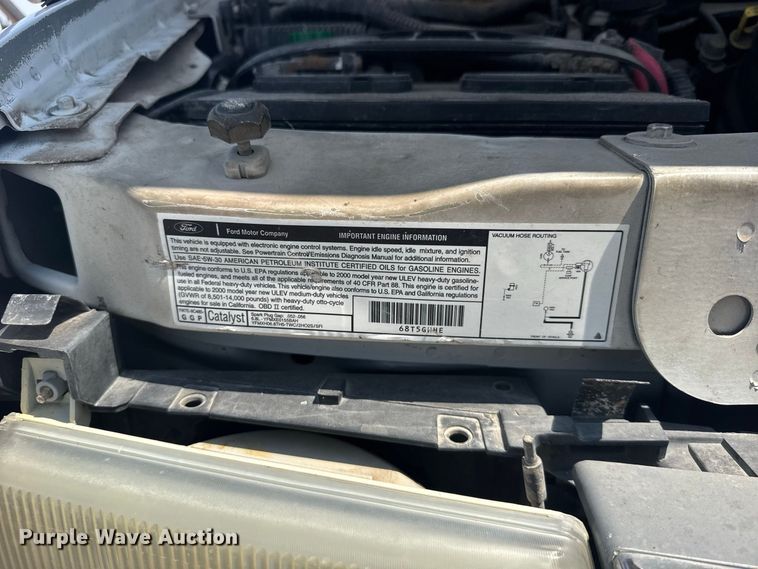 image for item DY3180 2000 Ford E350 shuttle bus