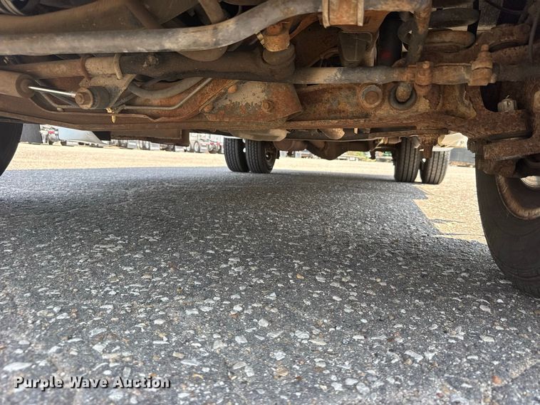 image for item DY3180 2000 Ford E350 shuttle bus