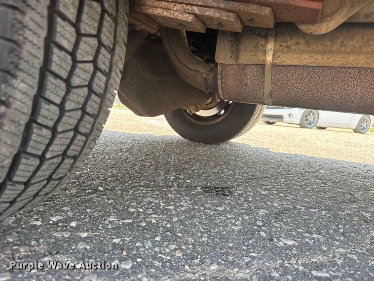 image for item DY3180 2000 Ford E350 shuttle bus