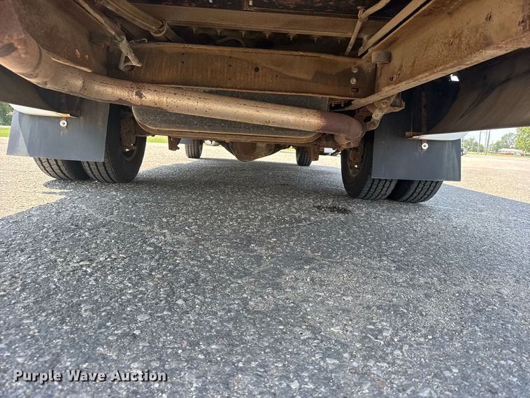 image for item DY3180 2000 Ford E350 shuttle bus